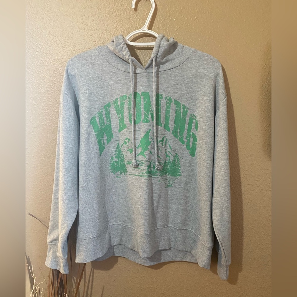 Grace and Lace “Wyoming” Gray Hoodie Size Small